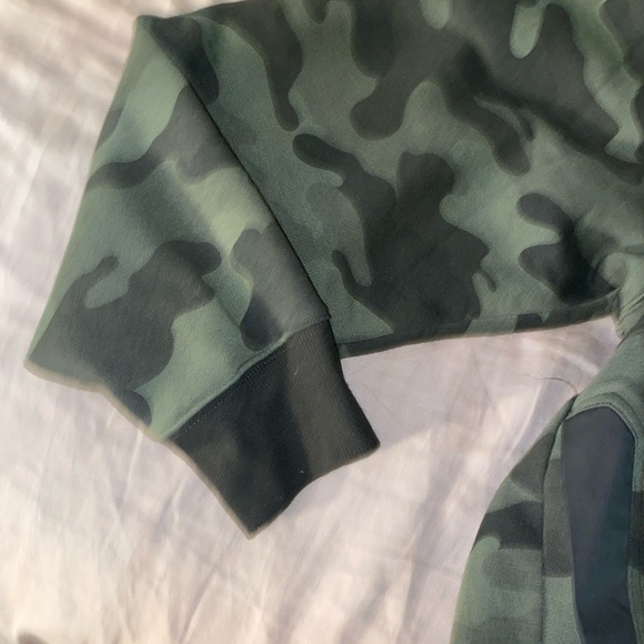 Champion pullover sweater in green camo. Size Large - Picture 7 of 8